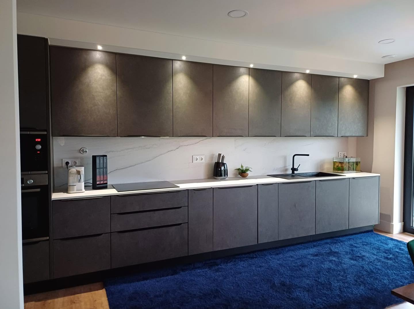 Cozinha cinzento texturado com bancada em mármore — norconcept