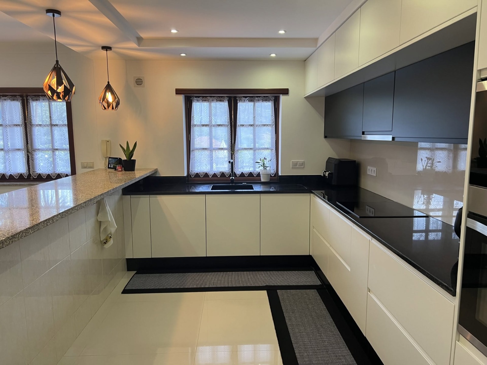 Cozinha clássica renovada preto e creme — norconcept