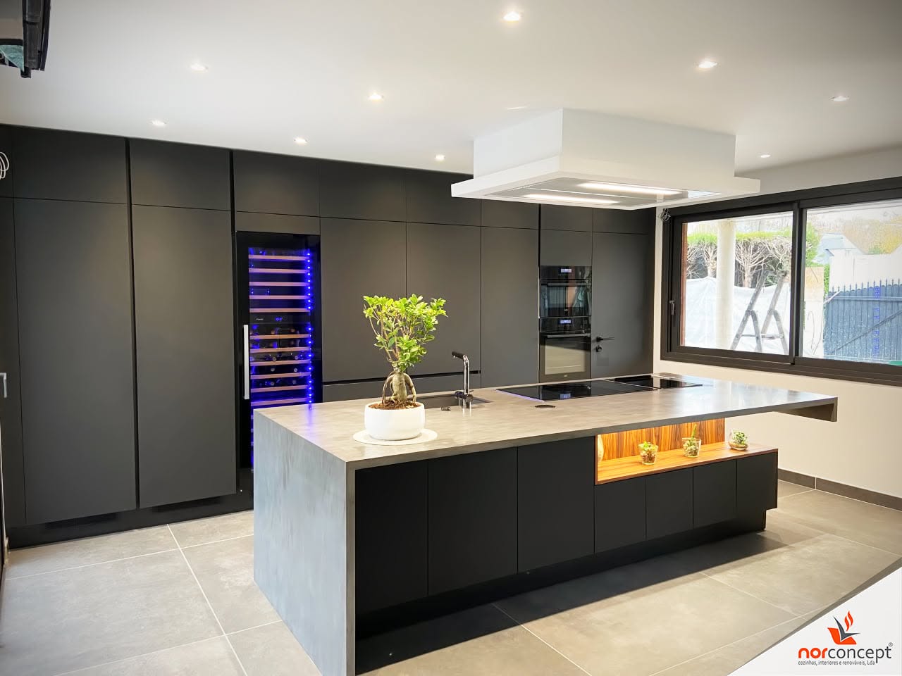 Cozinha lacada a preto com cave de vinhos — norconcept