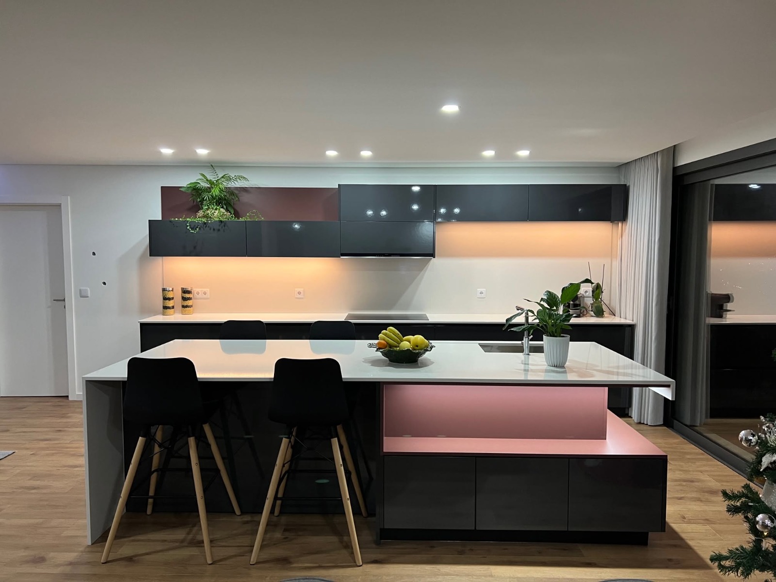 Cozinha moderna antracite com ilha rosa — norconcept